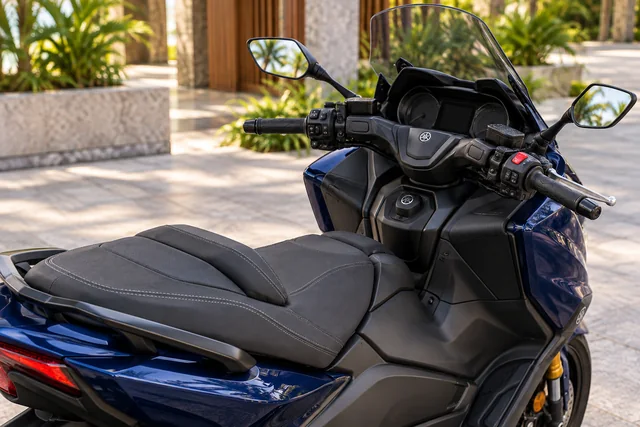 Yamaha TMAX 560: сиденье и приборная панель